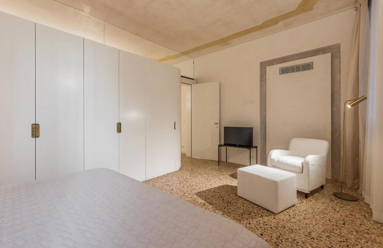 Scaleter - A Fine Luxury Apartment In Palazzo With Canal View Venice
